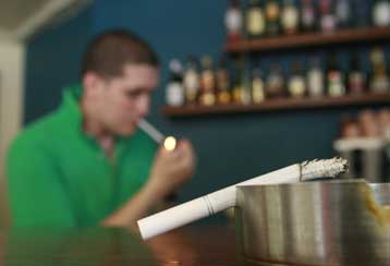 Ο καπνός του τσιγάρου «βλάπτει ακόμα και εξ επαφής»