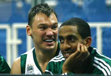 Χωρίς τον «Σάρας» πάει στη Βαρκελώνη ο Παναθηναϊκός