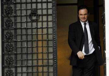 Περικοπές επιδομάτων, πάγωμα μισθών-προσλήψεων, αύξηση σε χαμηλές συντάξεις