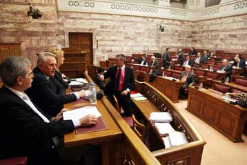 Συνεχίζεται στη Βουλή η αντιπαράθεση για το μεταναστευτικό