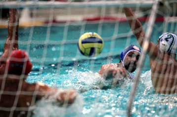 Ο Ολυμπιακός πήρε το «αιώνιο» ντέρμπι, νίκη του Πανιωνίου με… τρικυμία