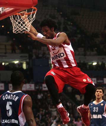 Ίδρωσε αλλά νίκησε ο Ολυμπιακός την Τσιμπόνα και παρέμεινε πρώτος