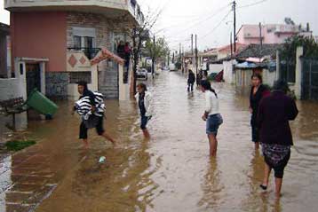 Νεκρή μια γυναίκα στην Καβάλα μετά από κατάρρευση υπόστεγου λόγω κακοκαιρίας