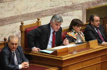 «Ψαλίδι» σε αποδοχές και επιδόματα των βουλευτών ανακοίνωσε ο Φ.Πετσάλνικος