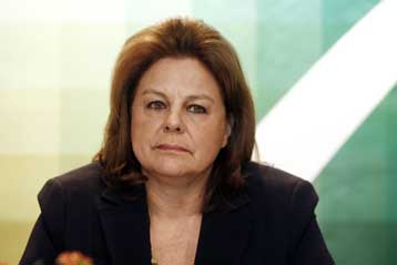 Δεν αποκλείει η Λούκα Κατσέλη σενάρια για 14ο μισθό και πλαφόν στα καύσιμα