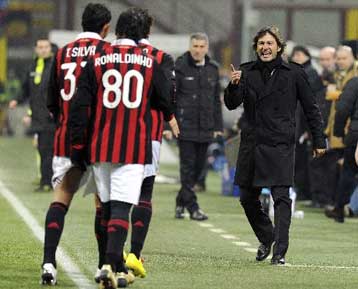 Επιστροφή Ροναλντίνιο και νίκη της Μίλαν με 3-2 την Ουντινέζε