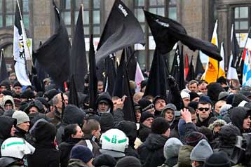 Χιλιάδες αντιφασίστες εμπόδισαν την παραδοσιακή πορεία νεοναζί στη Δρέσδη