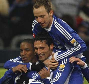 H Σάλκε παραμένει σε τροχιά τίτλου, στο φινάλε ήρθε η λύτρωση για την Αϊντραχτ