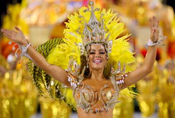 Με σάμπα, πούπουλα και… λάσπη γιορτάζει το Καρναβάλι το Ρίο ντε Ζανέιρο