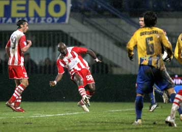 Ο Ολυμπιακός έριξε… τριάρα στην Τρίπολη και έφτασε στο -3 από τον Παναθηναϊκό