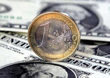 Κοντά στο χαμηλότερο επίπεδο του τελευταίου εννεαμήνου υποχωρεί το ευρώ