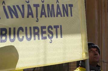 Απολύσεις 3.500 δημοσίων υπαλλήλων στη Ρουμανία με τις ευλογίες του ΔΝΤ