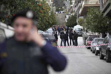 Ένας πολίτης νεκρός και δύο αστυνομικοί τραυματίες σε καταδίωξη στον Βύρωνα