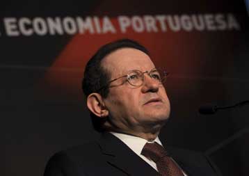 Ο Πορτογάλος Βίτορ Κονστάνσιο θα αντικαταστήσει τον Λουκά Παπαδήμο στην ΕΚΤ