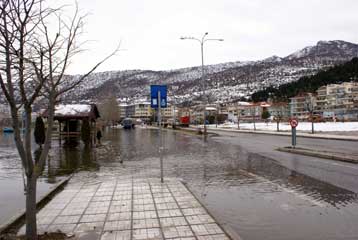 Σε κατάσταση έκτακτης ανάγκης η παραλίμνια περιοχή της Καστοριάς