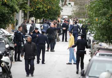 Σοκ από το θάνατο πολίτη στην αστυνομική επιχείρηση στο Βύρωνα