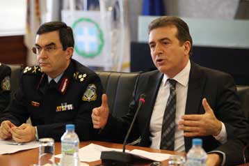 Αποστάσεις από την «επιτυχημένη» επιχείρηση στον Βύρωνα κρατά ο Μ.Χρυσοχοΐδης