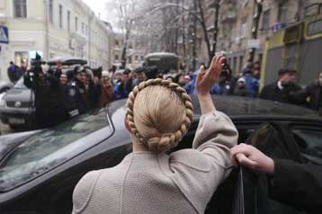 Στο «θάλαμο αναμονής» ο Γιανούκοβιτς μέχρι να εκδικαστεί η προσφυγή της Τιμοσένκο