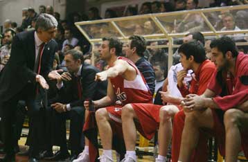 Τη σοβαρότητα των παικτών του εξήρε ο Γιαννάκης, παραδοχή της ήττας από Μαρκόπουλο