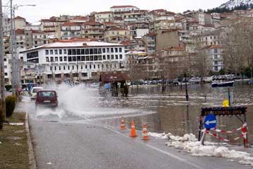 Προβλήματα στην Καστοριά από την υπερχείλιση της λίμνης, «φούσκωσε» και ο Πηνειός