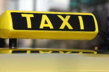 Πορεία των ιδιοκτητών ταξί προς το υπουργείο Οικονομικών