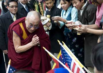 Tηρώντας τις ισορροπίες υποδέχθηκε ο Μπαράκ Ομπάμα τον Δαλάι Λάμα