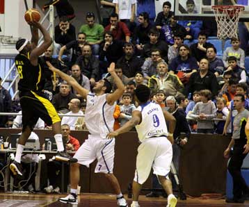 Η ΑΕΚ θύμισε… dream team και έβαλε βάσεις παραμονής