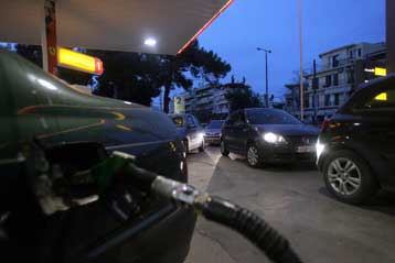 Ουρές στα πρατήρια καυσίμων μετά την παράταση της απεργίας των τελωνειακών