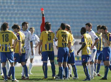 Ο Αστέρας με δέκα από το ημίχρονο κράτησε τον Ατρόμητο στο 0-0 στο Περιστέρι