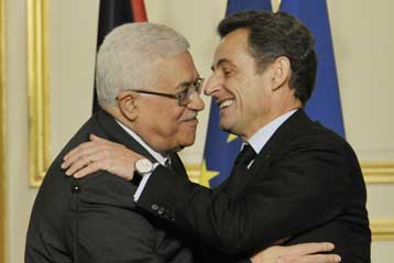 Ταχεία επανάληψη των ειρηνευτικών διαπραγματεύσεων ζητούν Αμπάς-Σαρκοζί