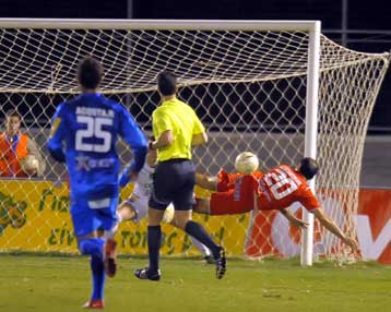 Ο Πανσερραϊκός «απέδρασε» τη Ρόδο, στην εκπνοή πήρε την ισοπαλία ο Εθνικός Αστέρας