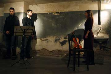 Η παράσταση «Λεντς» ανεβαίνει στα πρώην κρατητήρια της Κομαντατούρ