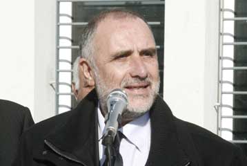 Αποστάσεις της κυβέρνησης από την κίνηση Πανάρετου, ενώ ο ίδιος επιμένει