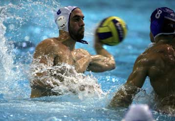 Η Εθνική ανδρών του πόλο νίκη τους Ρώσους με 10-9 και διατήρησε ελπίδες πρόκρισης