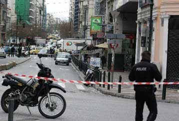 Προσαγωγή ατόμων κατά τη διάρκεια συγκεντρώσεων στην πλατεία Αμερικής