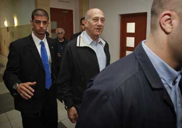 Αθώος δηλώνει ο Ολμέρτ κατά την επίσημη έναρξη της δίκης του για διαφθορά