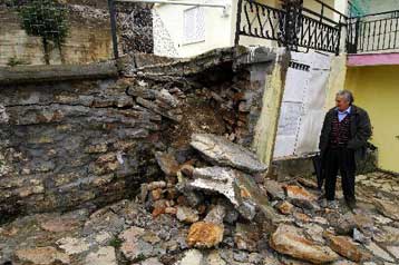 Τεράστιες οι ζημιές από τις κατολισθήσεις στον οικισμό Ροπωτού στα Τρίκαλα