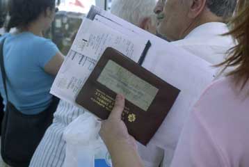 Αρνηση του ΙΚΑ να ανανεώσει βιβλιάριο ασθένειας σε αλλοδαπή εργαζομένη