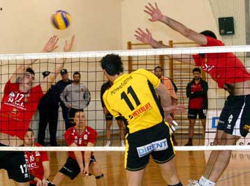 Ο Φοίνικας αποτελείωσε την απογοητευμένη ΑΕΚ, δύσκολη νίκη του Ολυμπιακού