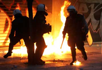 Επίθεση με μολότοφ από κουκουλοφόρους στην οδό Ιπποκράτους