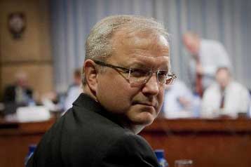 Η «ώρα της αλήθειας» για τα έκτακτα μέτρα φτάνει μαζί με τον Όλι Ρεν στην Αθήνα