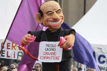 Μαζική διαδήλωση στη Ρώμη για το «πραξικόπημα» Μπερλουσκόνι στη Δικαιοσύνη