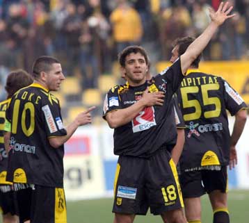 Ο Αρης νίκησε εύκολα 2-0 τους δέκα της Λάρισας, η οποία συνεχίζει τον κατήφορο