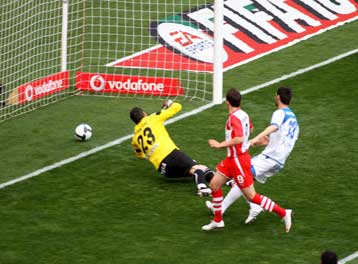 Ο Ολυμπιακός δυσκολεύτηκε, αλλά… κάθισε στην «πολυθρόνα» της πρώτης θέσης