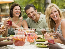 Οι άνθρωποι είναι πιο ευτυχισμένοι και υγιείς το Σαββατοκύριακο