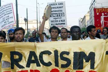 Να μην ξοδέψουν ούτε ένα ευρώ την 1η Μαρτίου καλούνται οι μετανάστες στην Ελλάδα