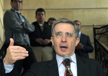 Σχέδια δολοφονίας του Ουρίμπε υποστήριξε η Βενεζουέλα, ισχυρίζεται η Ισπανία