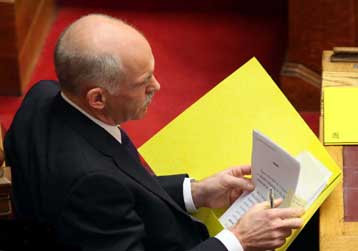 «Μαχαίρι» στα εισοδήματα των δημοσίων υπαλλήλων, με την υπογραφή των Βρυξελλών