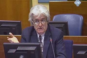 «Μύθο» χαρακτηρίζει τη σφαγή στη Σρμπρένιτσα ο Κάρατζιτς