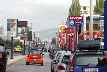 Aμεση αποξήλωση των παράνομων διαφημιστικών πινακίδων ζητά το ΥΠΕΣ